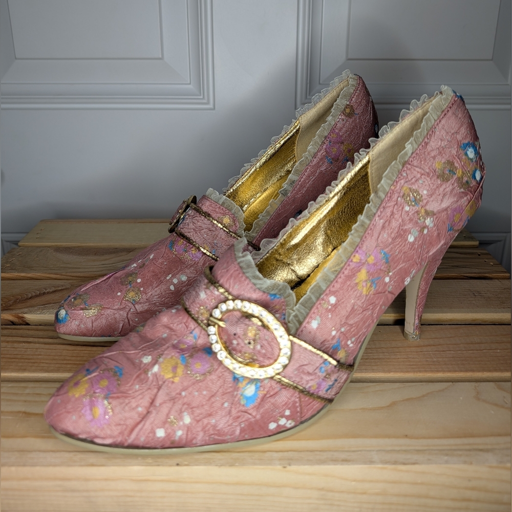 Pink Floral Buckle Mid-Heel Pumps with Gold Accents